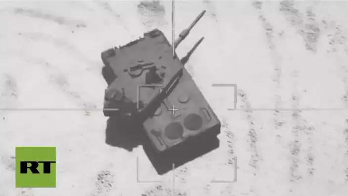 俄羅斯電視台（RT）發布「豹-2 」坦克被摧毀的影片。