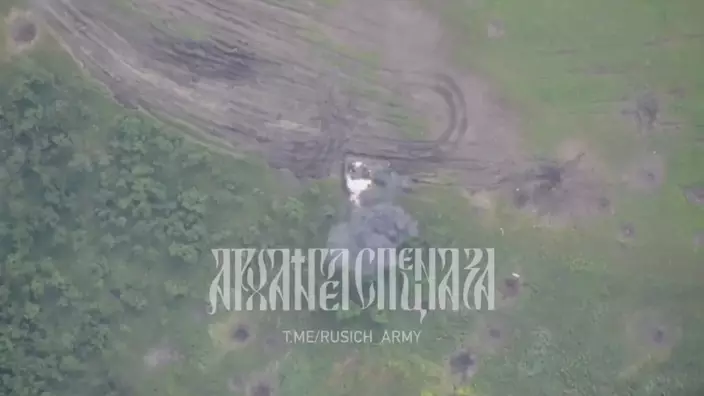 「柳葉刀」自殺式無人機擊中「豹2A6」坦克。 Twitter