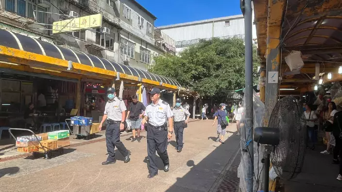 警方食環連續第二日巡視牛池灣街市 打擊店鋪阻街。警方圖片
