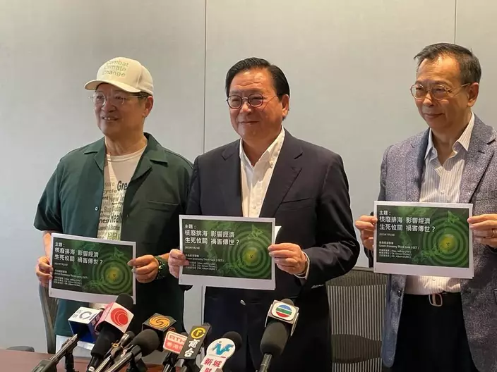 世界綠色組織創辦人兼會長汪振富(左)、立法會議員、經民聯副主席林健鋒(中)及香港綠色學會副會長楊惠文。巴士的報記者攝