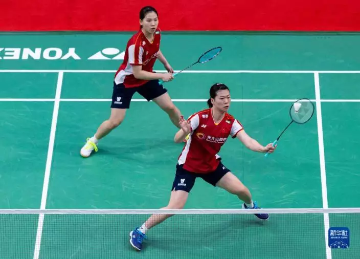 7月6日，中國組合李怡婧（左）/羅徐敏在比賽中。新華網圖片