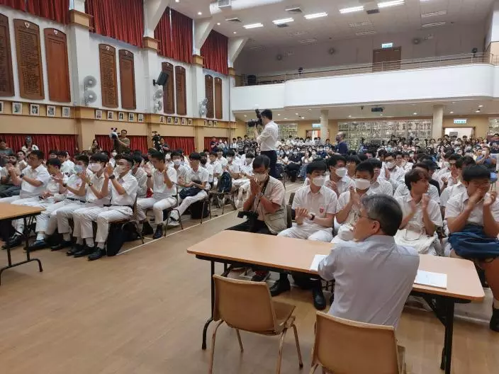李家超勉勵考生，無論成績如何或選擇哪一條路，每條路都有特色及機遇。資料圖片