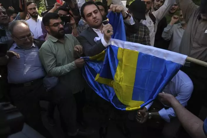 此前示威者在瑞典駐伊朗大使館前抗議焚燒可蘭經。AP圖片