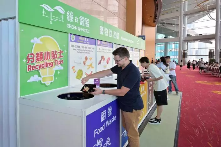 會展管理公司於今屆香港書展首次推行「綠在會展」廚餘廢物回收行動，成功回收接近2,300公斤的廚餘，轉廢為能。