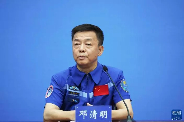 7月31日，航天員鄧清明在回答記者提問。新華網圖片