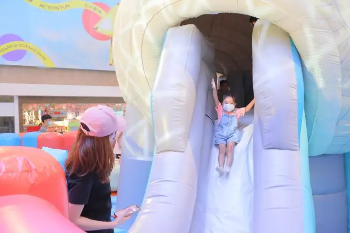 為期十天的「開心香港」科技園市集設有巨型充氣「金蛋」彈床讓小朋友盡情玩樂。香港科技圈