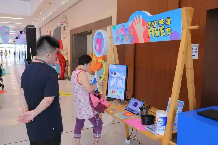 市民在創科市集內使用最新推出的 HKSTP Pay「掌靜脈」支付可享 95 折購物優惠。香港科技圈