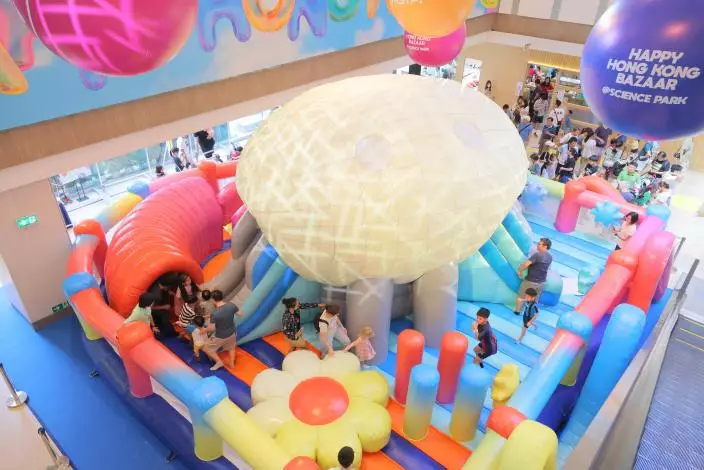 為期十天的「開心香港」市集@科學園為各年齡層的市民帶來歡樂和喜悅。 園內設有巨型充氣「金蛋」彈床讓小朋友盡情玩樂。香港科技圈