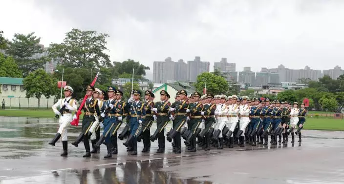 第十屆香港大學生軍事生活體驗營昨日（八月十三日）在駐香港部隊新圍軍營舉行結業典禮。政府新聞處圖片