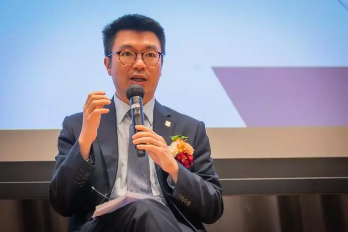 香港青年科學院院長岑浩璋表示，教育界要及早教導及幫助學生善用AI學習增值自己。