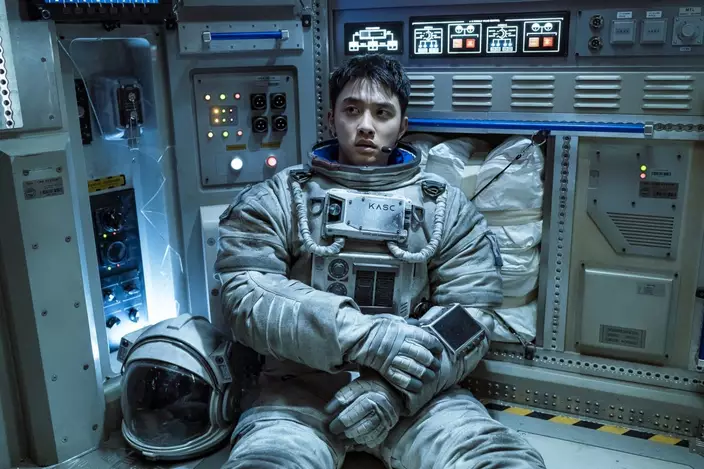 韓國男團EXO成員都敬秀（D.O.）於《The Moon: 緊急營救》飾演流落月球的倖存太空人黃善宇，在片中他有大量於無重力狀態中，飄浮跑跳的動作場面