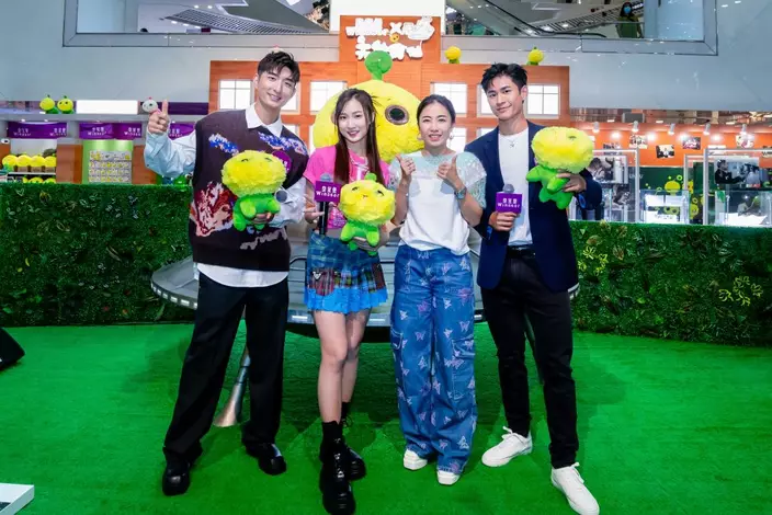 鍾柔美（Yumi）、張馳豪（Aska）與弟弟「2023年全球先生」香港代表張馳杰23日出席商場活動