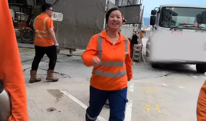 單親媽媽芳芳於地盤工作，月入5萬，靠自己的努力供養兩名兒子。（「你的微笑在香港原創」影片截圖）