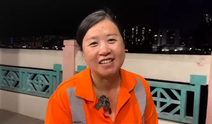 芳芳最大的心願是供養兩子完成大學課程,等他們有自己的工作成家立業後,她就著回重慶去種菜養雞過退休生活。(「你的微笑在香港原創」影片截圖)