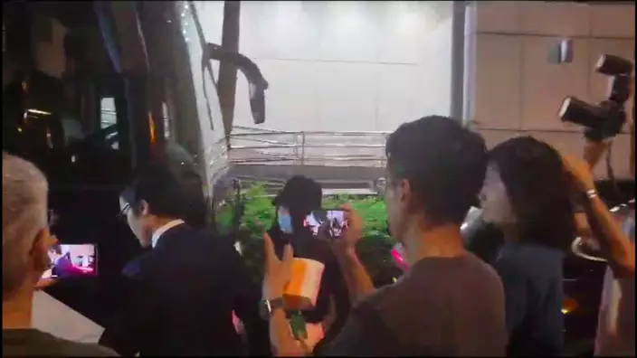 林作女友裕美抵達警署。巴士的報記者攝