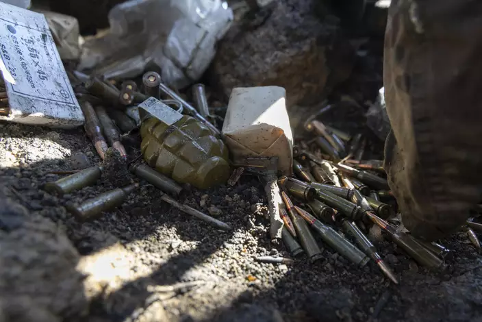 烏克蘭戰場前線遺下的武器。美聯社