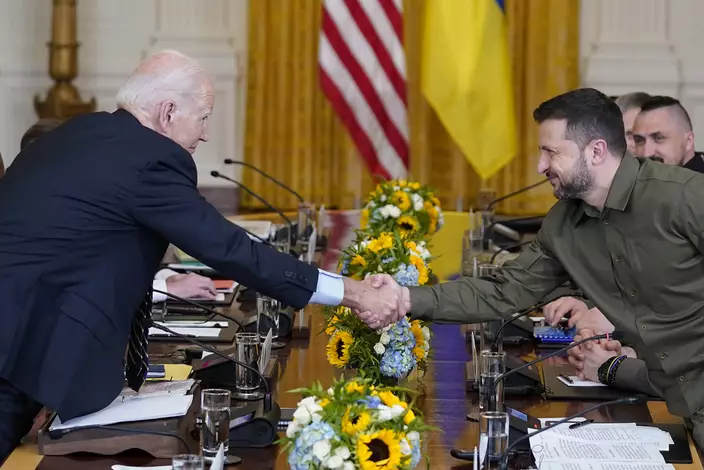 美國總統拜登(左)在白宮會晤烏克蘭總統澤連斯基，兩人握手致意。美聯社