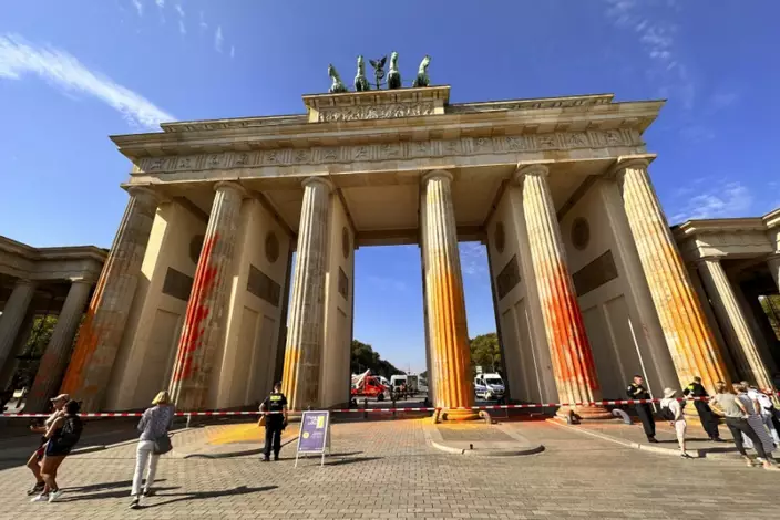 德國首都柏林地標勃蘭登堡門被抗議氣候變化的示威者塗污。AP圖片