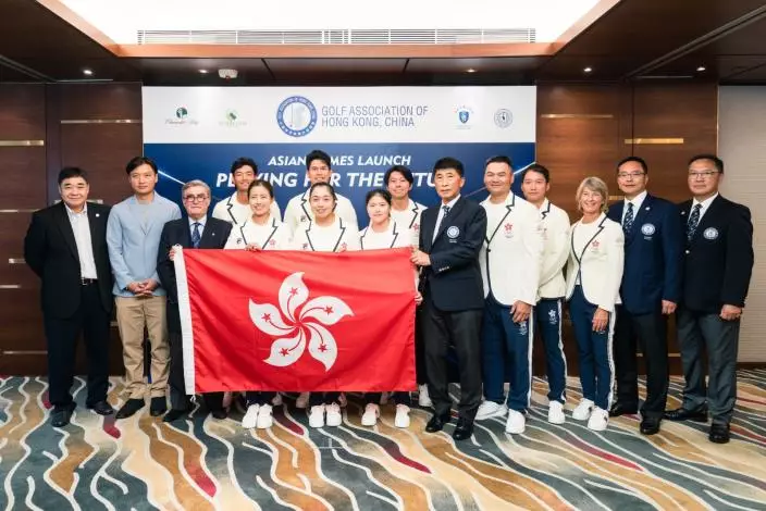 中國香港高爾夫球協會向中國香港高球代表團授旗，高協會長吳繩綱醫生（右六）祝願港隊在亞運創造歷史佳績。