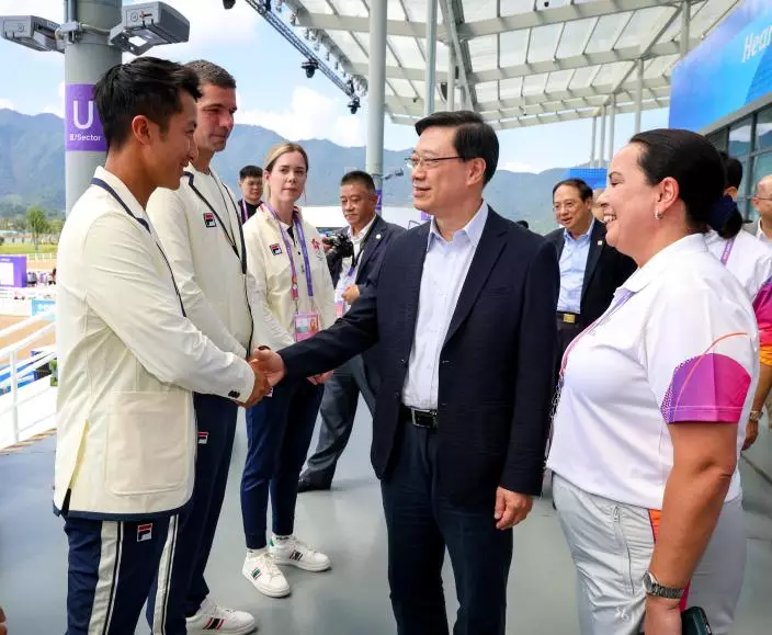 行政長官李家超（右二）今日（9月25日）到訪桐廬馬術中心，並與代表中國香港的馬會馬術隊成員打氣，包括蘇昱軒（左一）及林立信（左二）。