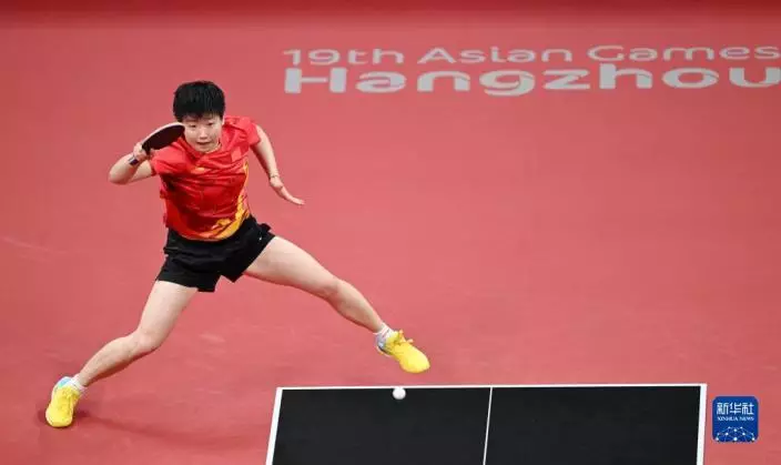 中國隊選手孫穎莎在比賽中回球，她以3比1戰勝日本隊選手早田希娜。新華網圖片
