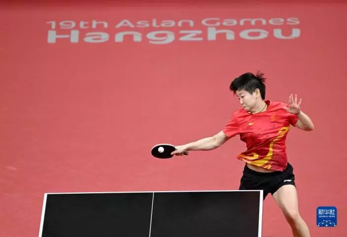 中國隊選手孫穎莎在比賽中回球，她以3比1戰勝日本隊選手早田希娜。新華網圖片