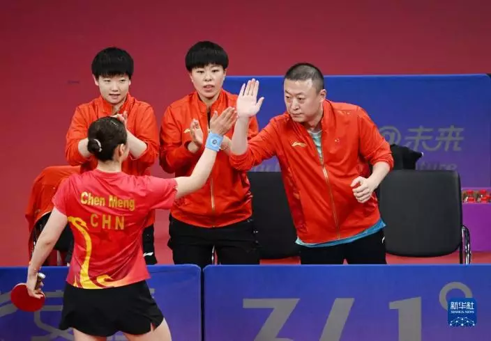中國隊教練馬琳（上右）在比賽中與隊員陳夢（下）擊掌慶祝。新華網圖片