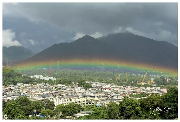 有網民於元朗拍攝到一道十分特別的雨後彩虹，彩虹「平、低位、近乎貼地」，非常少見。（FB圖片）