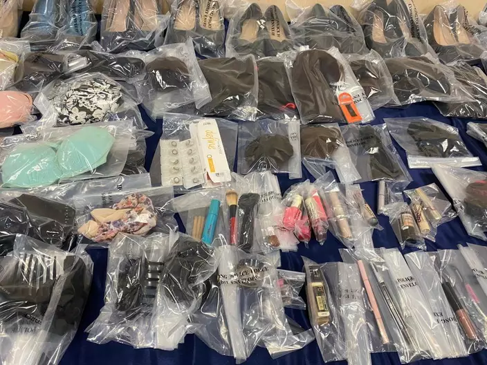 警方搜證，撿取一些相信屬於該男子的物品，包括十六條不同中學的校裙、大批屬於被補男子的女性衣物、內衣褲、假髮及化妝品等。