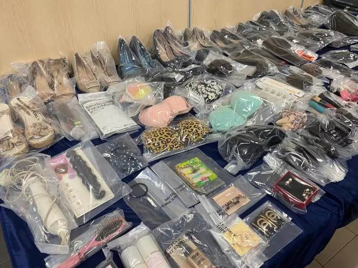 警方搜證，撿取一些相信屬於該男子的物品，包括十六條不同中學的校裙、大批屬於被補男子的女性衣物、內衣褲、假髮及化妝品等。