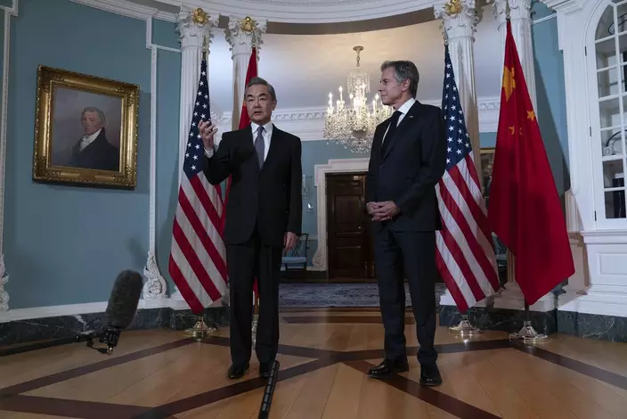 外長王毅(左)訪美，當地時間26日在華盛頓與美國國務卿布林肯會晤。美聯社