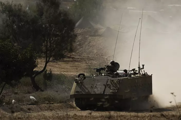 以軍裝甲運兵車駛近加沙。（AP圖片）