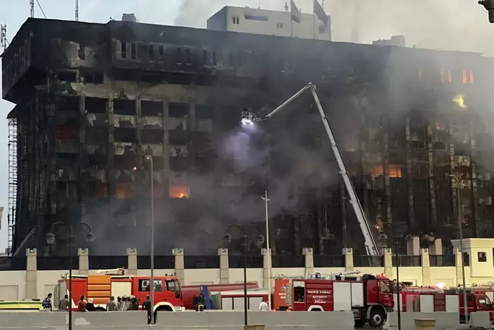 埃及伊斯梅利亞市一幢屬於安全部門的建築物發生大火，至少25人受傷。 (AP圖片)