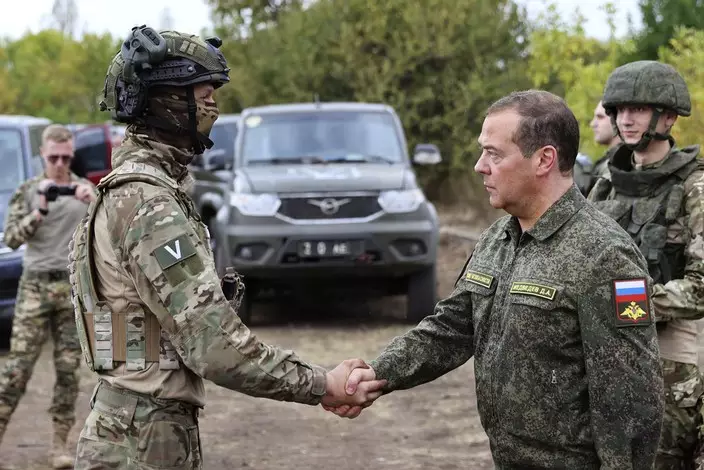 俄羅斯前總統梅德韋傑夫（右）表示，在烏克蘭訓練烏克蘭軍隊的英國士兵，將成為俄羅斯軍隊的合法攻擊目標 (AP圖片)