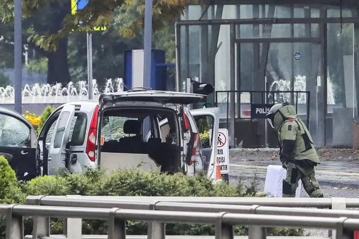 土耳其首都安卡拉內政部安全總局大門前發生自殺式炸彈襲擊，兩名施襲者死亡 (AP圖片)