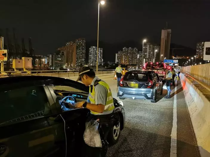 新界南總區交通部人員一連六日打擊超速駕駛及非法改裝車輛等罪行。