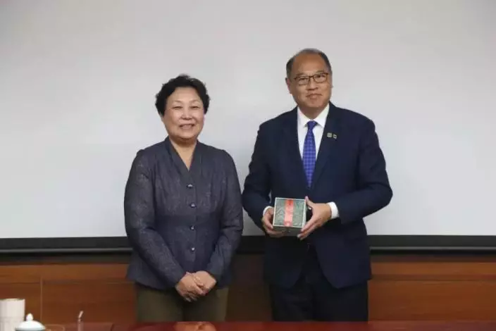 理大代表團拜訪天津工業大學(天工大），兩校領導互贈紀念品。