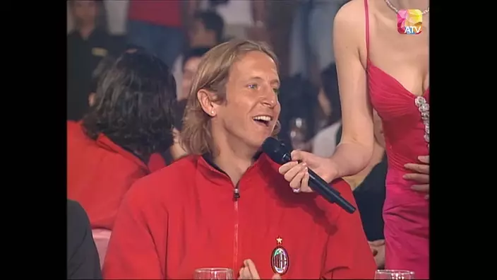 岩布仙尼於2004年在亞視台慶晚宴上，獲主持邀請高歌生日歌，他略帶尷尬地唱出「Happy Birthday To Me」的短片，至今仍是網友無限Loop的首選
