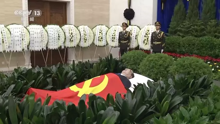 李克強遺體蓋上中國共產黨黨旗。央視新聞截圖