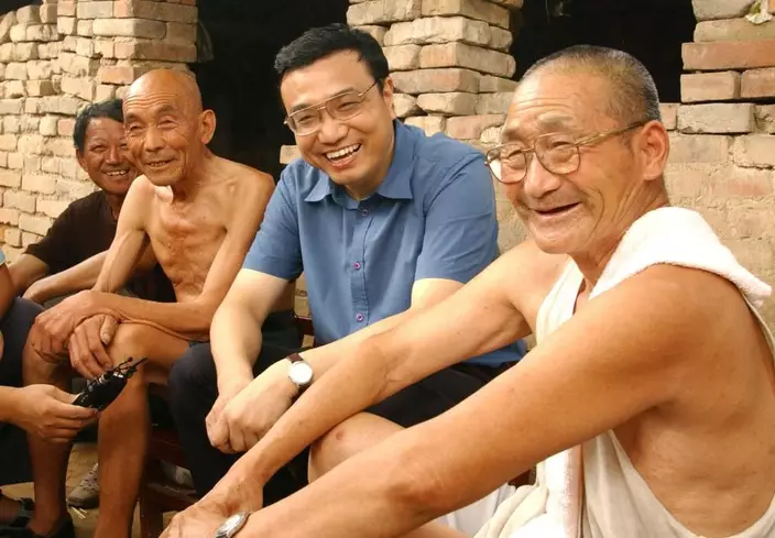 2003年8月8日，李克強在河南省新鄉市研究，與村民交流。新華社