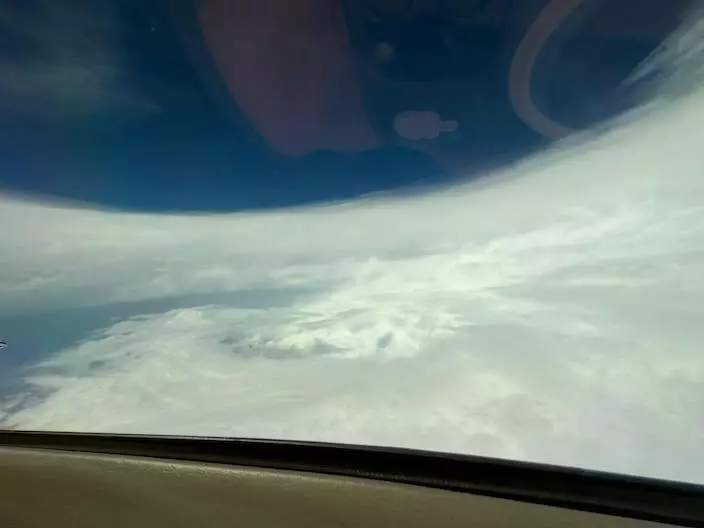 保安局發布政府飛行服務隊拍攝颱風蘇拉的風眼圖。（保安局Facebook）