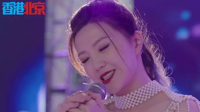 Jinny獻唱坤哥首本名曲《陽光點的歌》。