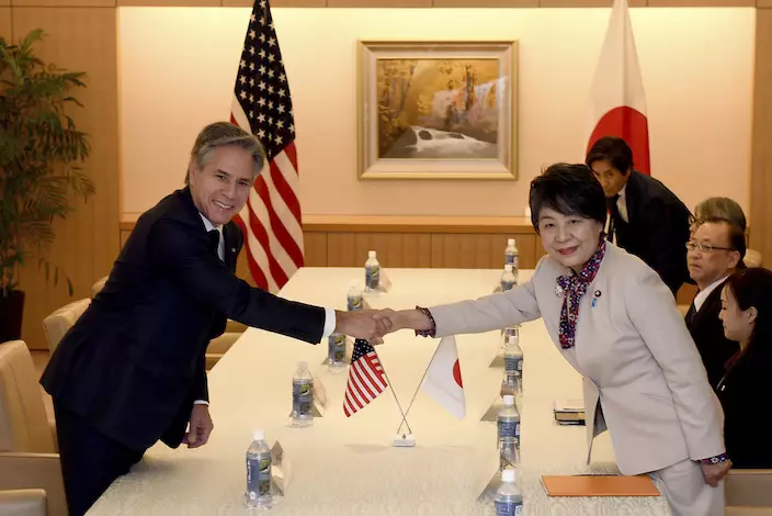 布林肯（左）與日本外相上川陽子（右）舉行雙邊會談。（AP圖片）