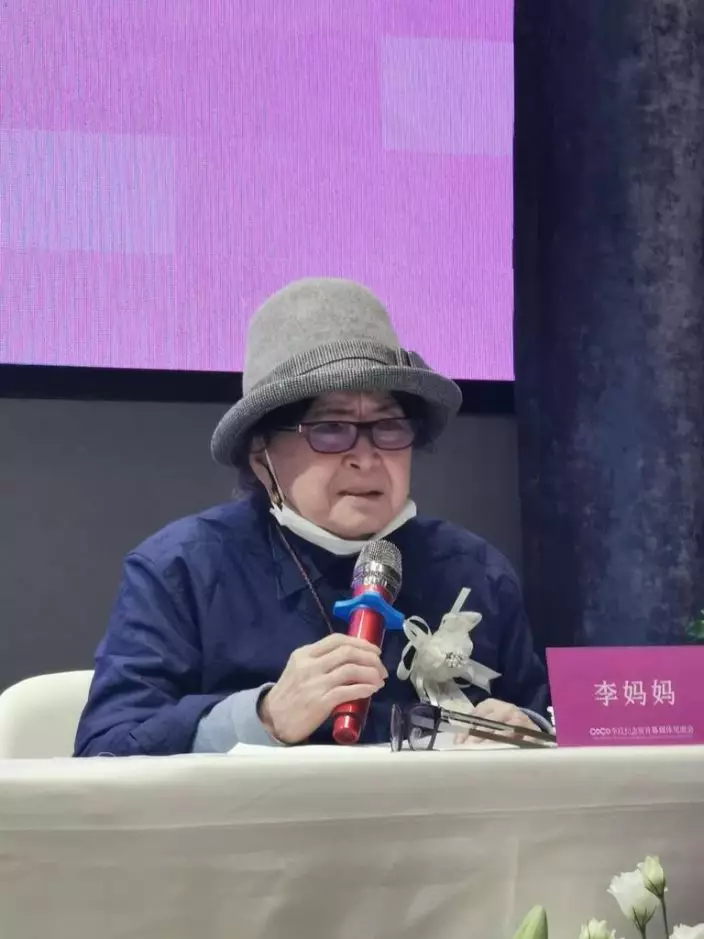 李玟84歲的母親，在追思李玟紀念館揭幕記者會上公開演說，痛斥女婿Bruce多年的外遇，讓女兒承受極大苦痛。