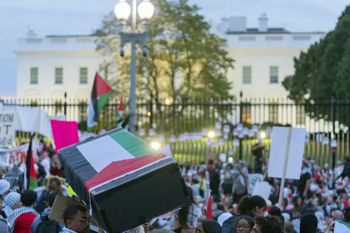 示威者在白宮門前示威支持巴人。（AP圖片）