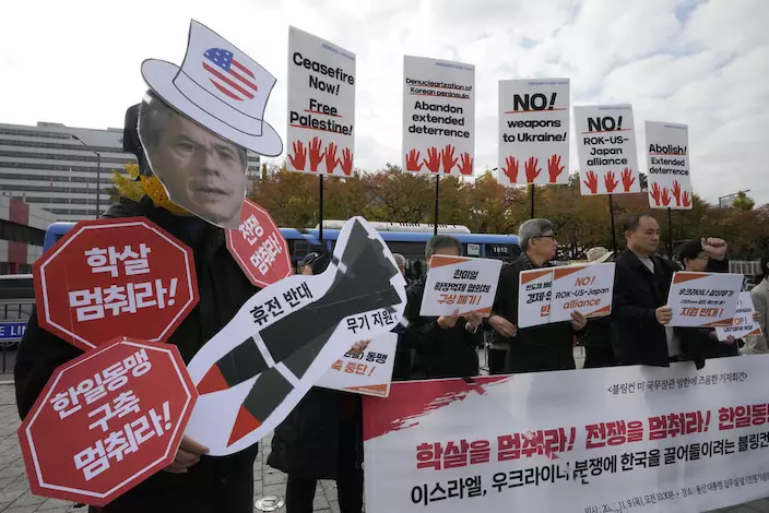 南韓有反對布林肯到訪的示威。 AP圖片