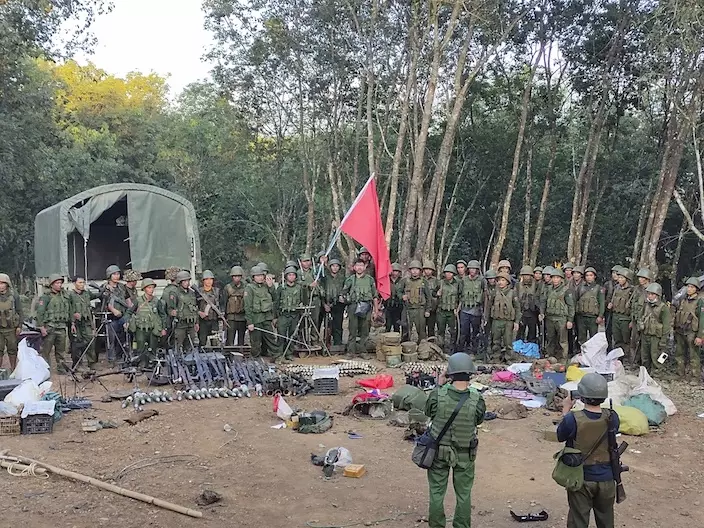 緬甸「國家民主聯盟軍」成員發布圖片，稱檢擄獲政府軍武器。 AP圖片