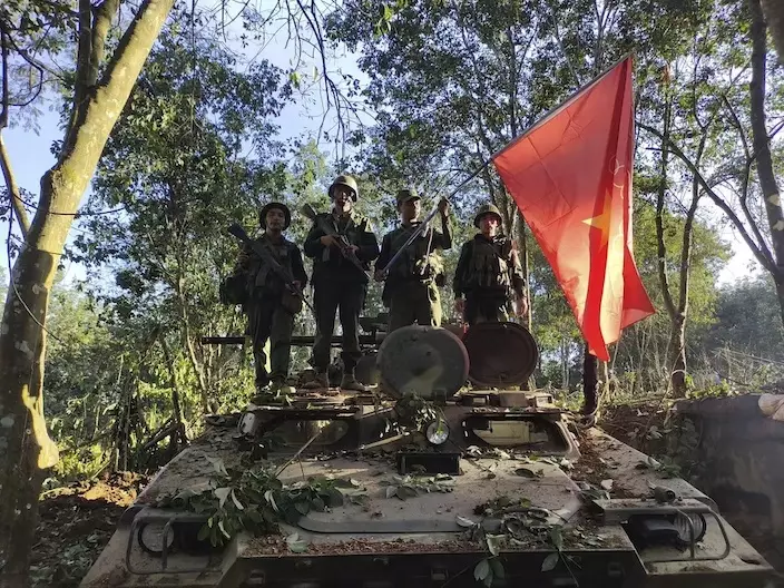 緬甸「國家民主聯盟軍」發布相片，稱擄獲政府軍戰車。 AP圖片