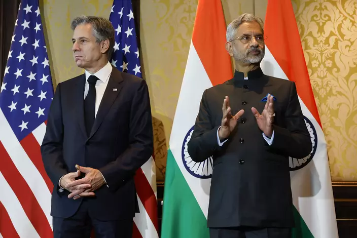 11月10日，美國國務卿布林肯(左)和印度外長蘇杰生在新德里會晤。美聯社