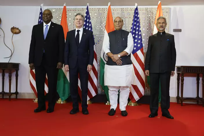 美國和印度兩國外長和國防部長，周五(10日)在印度新德里舉行「2+2」會談。(左起)美國國防部長奧斯汀、美國國務卿布林肯、印度國防部長辛格、印度外長蘇杰生。美聯社